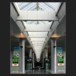 Im Flughafen von Kopenhagen: Auch die Werbeplakate wurden symetrisch aufgeh�ngt.