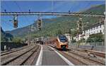 Der SOB TRAVERSO, der RABe 526 218 auf dem Weg nach Locarno verlässt Faido.