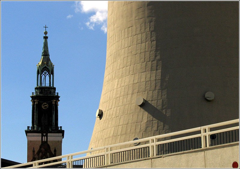 Zwei sehr unterschiedliche Berliner T�rme: Links der Turm der St.-Marien-Kirche, rechts der Fu� des Fernsehturms.